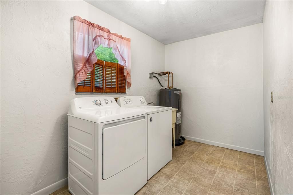 For Sale: $320,000 (3 beds, 2 baths, 1498 Square Feet)