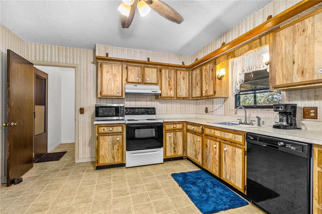 For Sale: $320,000 (3 beds, 2 baths, 1498 Square Feet)