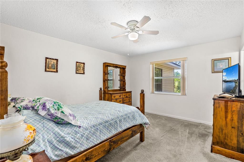 For Sale: $320,000 (3 beds, 2 baths, 1498 Square Feet)