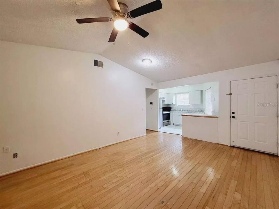 На продажу: $194,999 (2 спален, 2 ванн, 938 Квадратных фут)