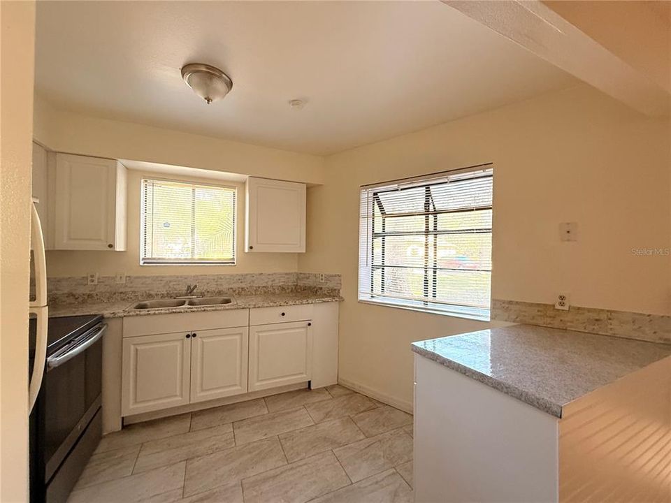 На продажу: $194,999 (2 спален, 2 ванн, 938 Квадратных фут)