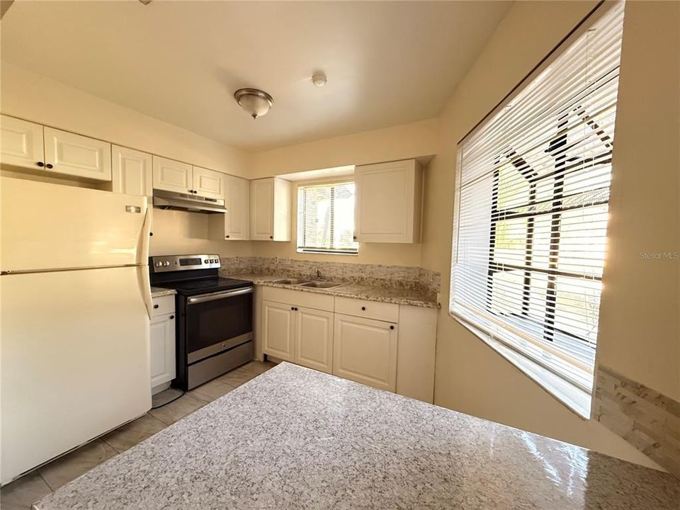 На продажу: $194,999 (2 спален, 2 ванн, 938 Квадратных фут)