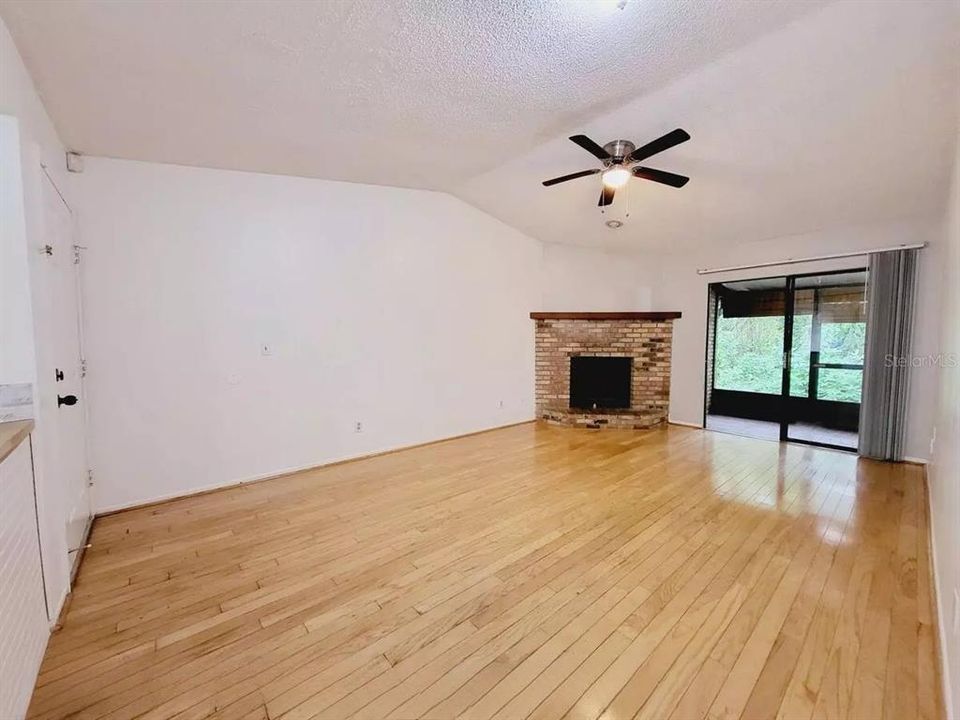 На продажу: $194,999 (2 спален, 2 ванн, 938 Квадратных фут)