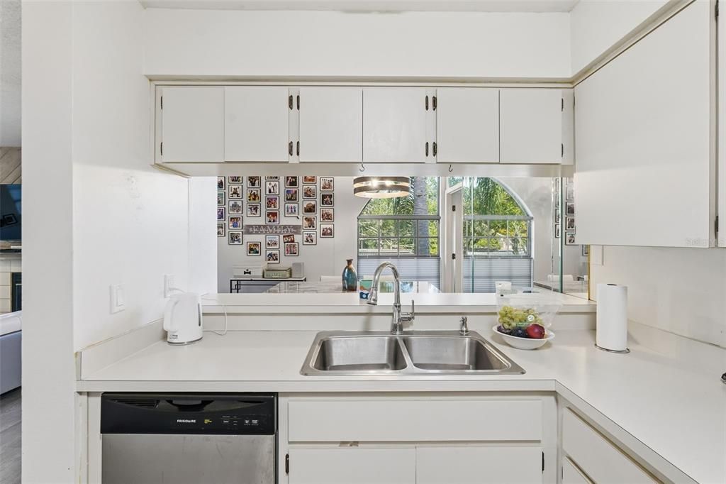 For Sale: $205,000 (2 beds, 2 baths, 1045 Square Feet)