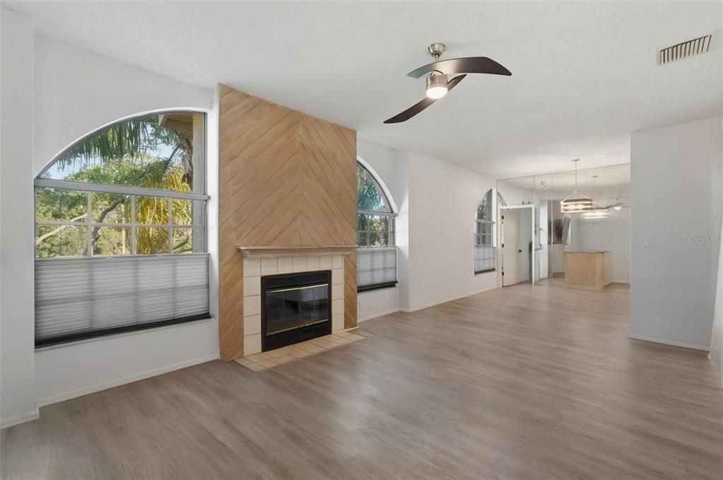 For Sale: $205,000 (2 beds, 2 baths, 1045 Square Feet)