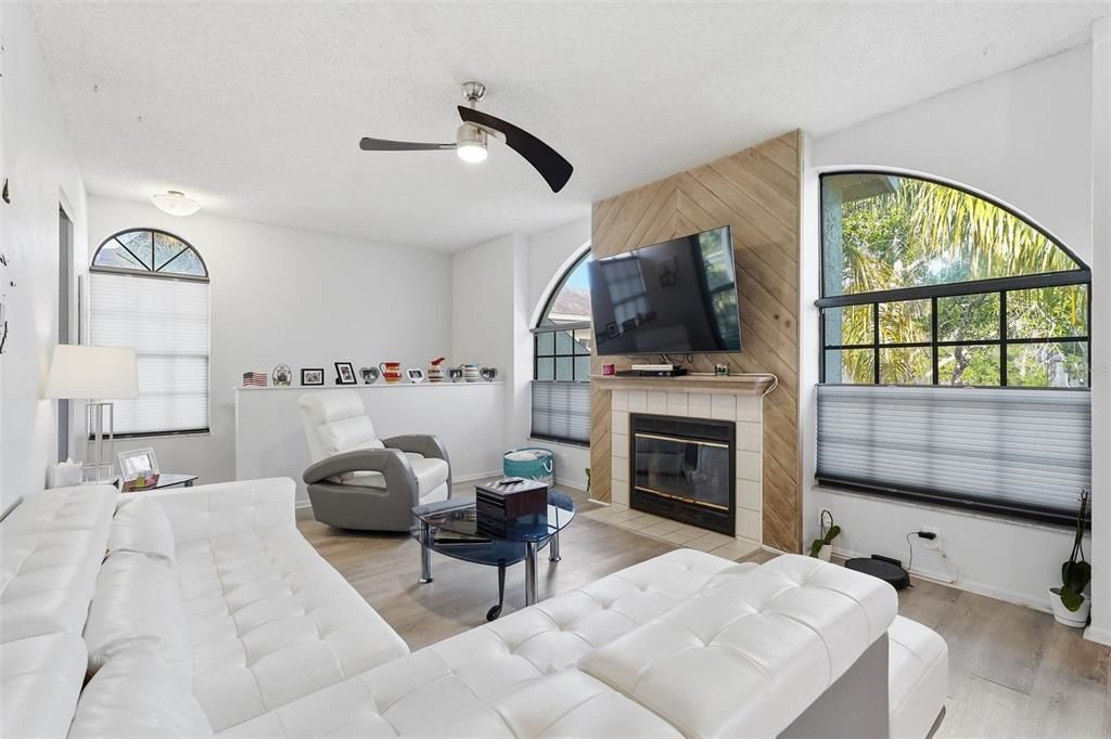 For Sale: $205,000 (2 beds, 2 baths, 1045 Square Feet)