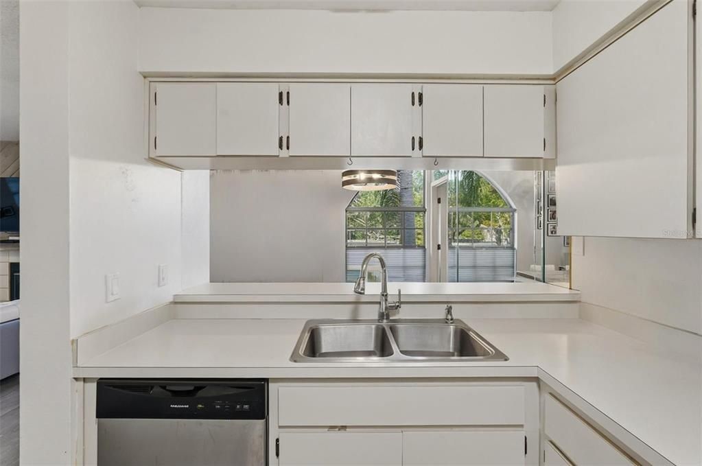 For Sale: $205,000 (2 beds, 2 baths, 1045 Square Feet)