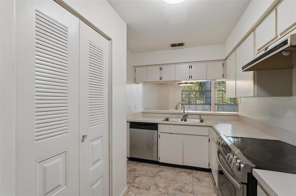 For Sale: $205,000 (2 beds, 2 baths, 1045 Square Feet)