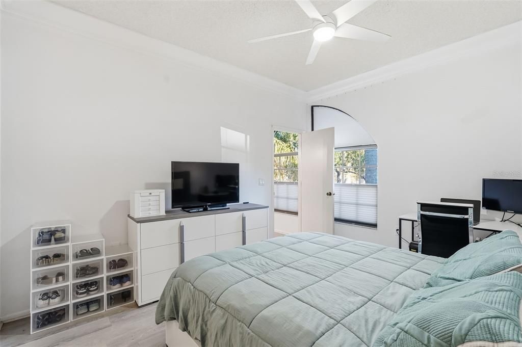For Sale: $205,000 (2 beds, 2 baths, 1045 Square Feet)
