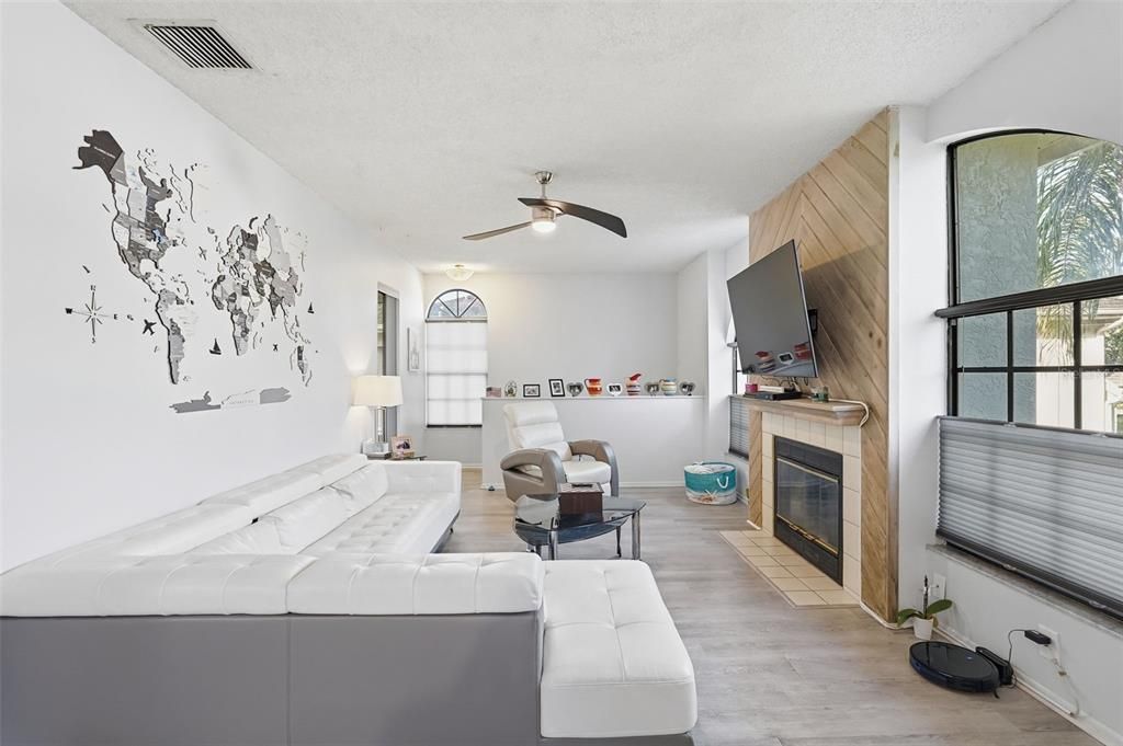 For Sale: $205,000 (2 beds, 2 baths, 1045 Square Feet)