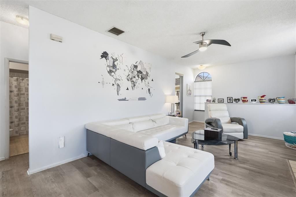 For Sale: $205,000 (2 beds, 2 baths, 1045 Square Feet)