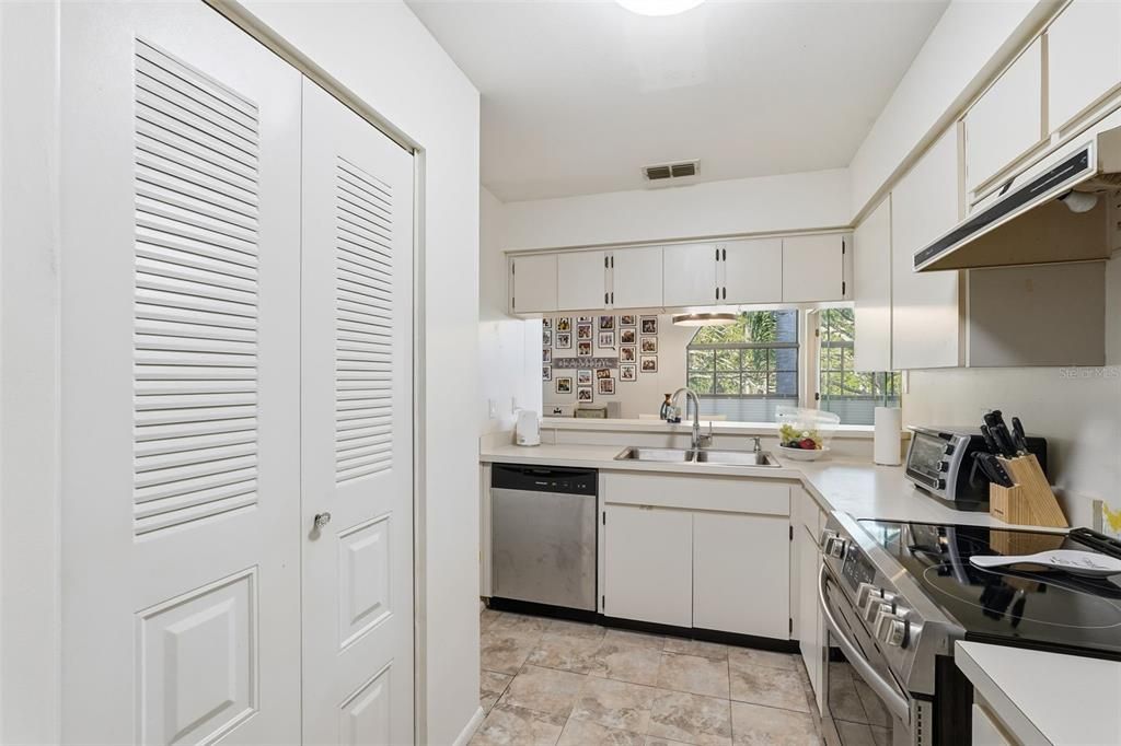 For Sale: $205,000 (2 beds, 2 baths, 1045 Square Feet)