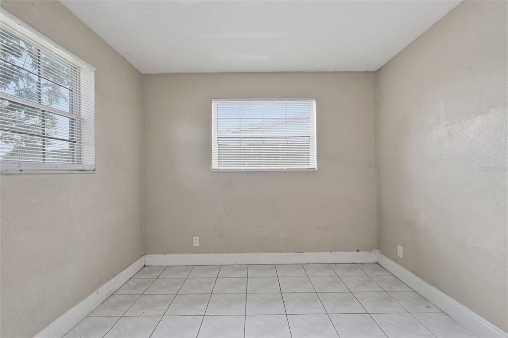 合同活跃: $325,000 (4 贝兹, 2 浴室, 1350 平方英尺)