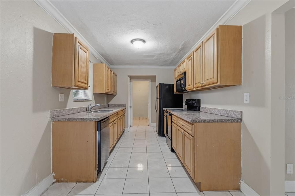 合同活跃: $325,000 (4 贝兹, 2 浴室, 1350 平方英尺)