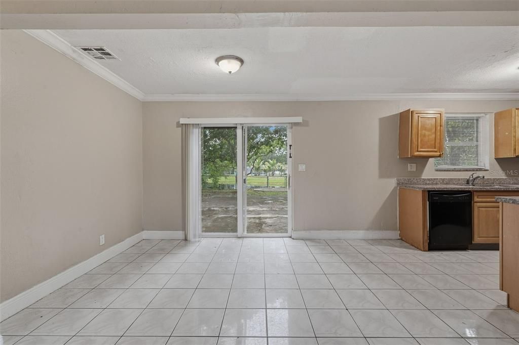 合同活跃: $325,000 (4 贝兹, 2 浴室, 1350 平方英尺)