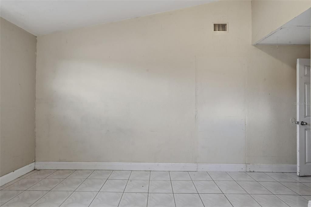 合同活跃: $325,000 (4 贝兹, 2 浴室, 1350 平方英尺)