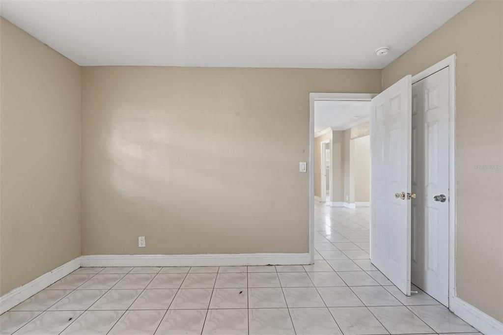 合同活跃: $325,000 (4 贝兹, 2 浴室, 1350 平方英尺)