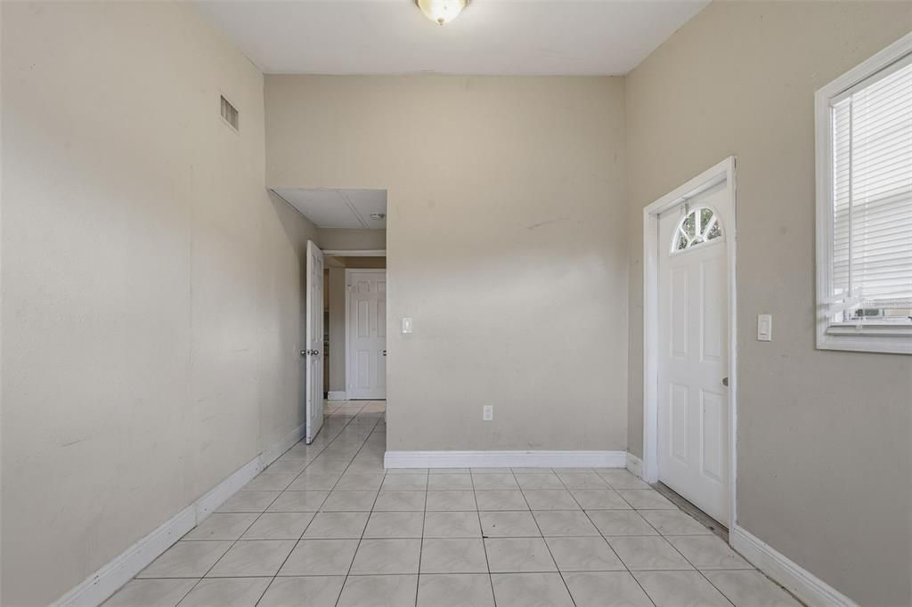 合同活跃: $325,000 (4 贝兹, 2 浴室, 1350 平方英尺)