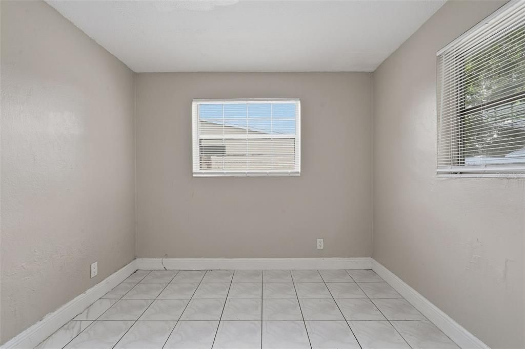 合同活跃: $325,000 (4 贝兹, 2 浴室, 1350 平方英尺)