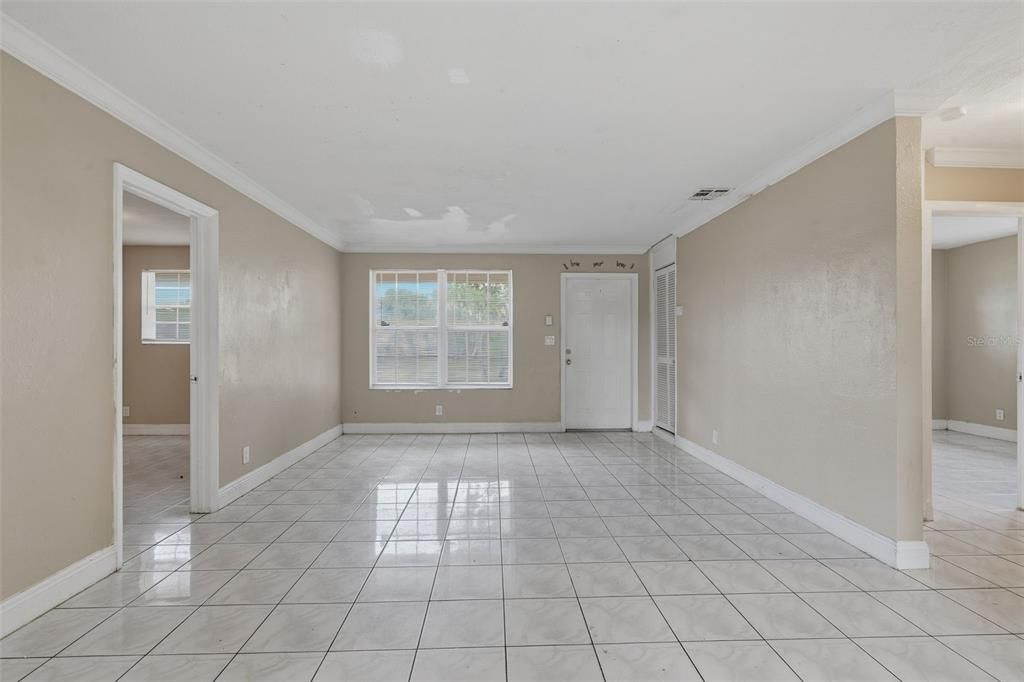 合同活跃: $325,000 (4 贝兹, 2 浴室, 1350 平方英尺)