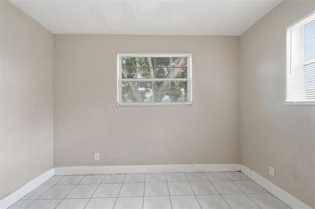 合同活跃: $325,000 (4 贝兹, 2 浴室, 1350 平方英尺)