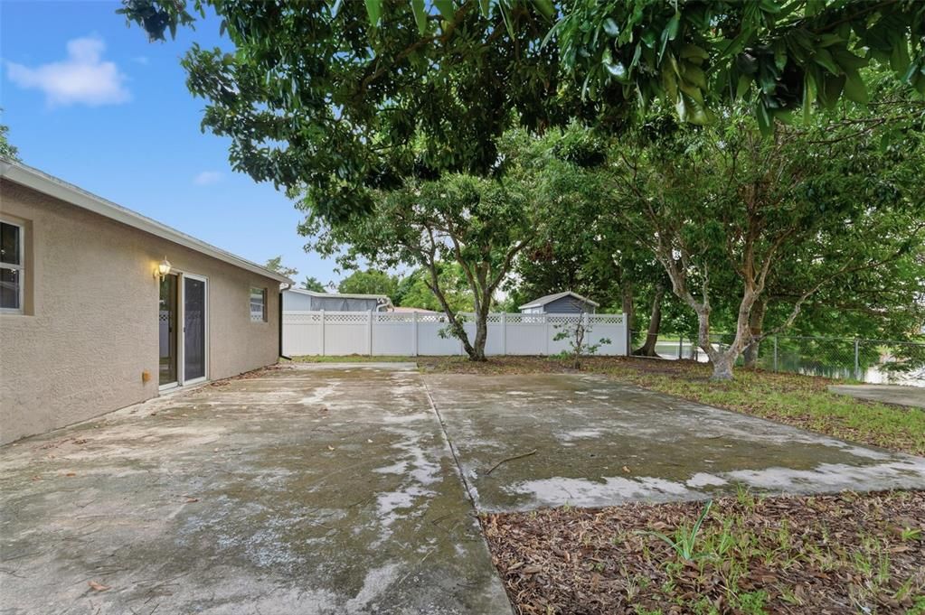 合同活跃: $325,000 (4 贝兹, 2 浴室, 1350 平方英尺)