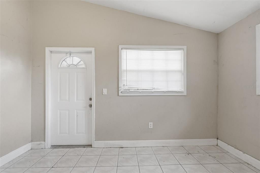 合同活跃: $325,000 (4 贝兹, 2 浴室, 1350 平方英尺)