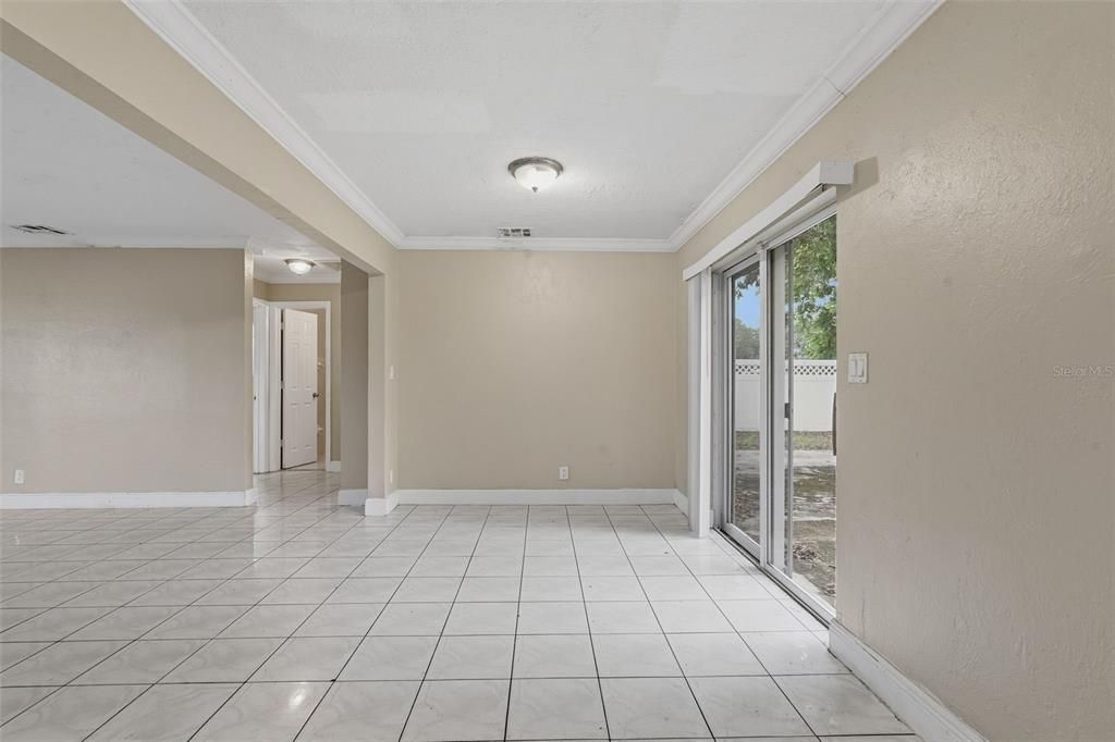 合同活跃: $325,000 (4 贝兹, 2 浴室, 1350 平方英尺)