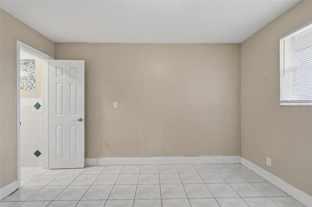 合同活跃: $325,000 (4 贝兹, 2 浴室, 1350 平方英尺)