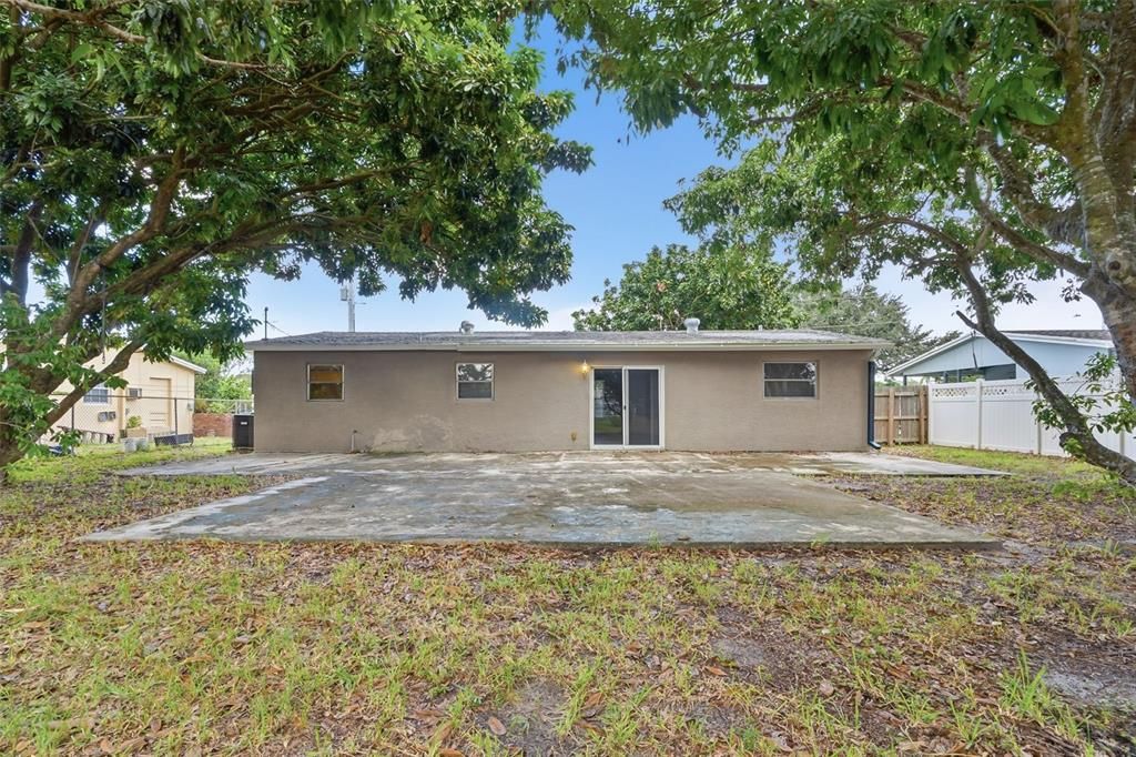 合同活跃: $325,000 (4 贝兹, 2 浴室, 1350 平方英尺)