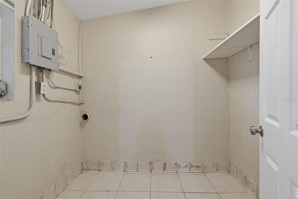 合同活跃: $325,000 (4 贝兹, 2 浴室, 1350 平方英尺)