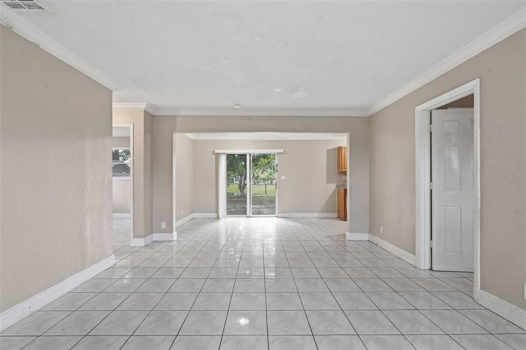 合同活跃: $325,000 (4 贝兹, 2 浴室, 1350 平方英尺)