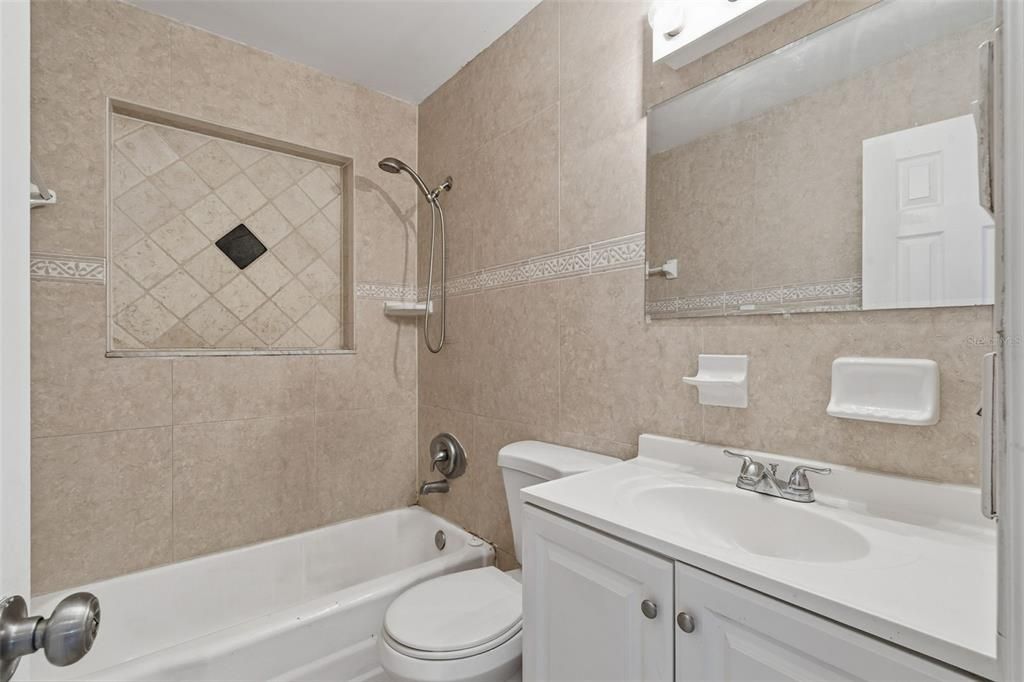 合同活跃: $325,000 (4 贝兹, 2 浴室, 1350 平方英尺)