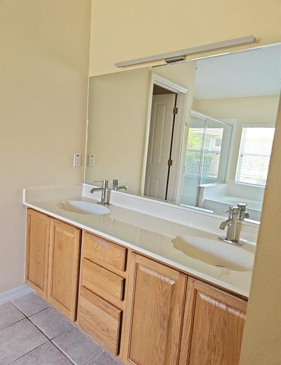 Под контрактом: $429,000 (3 спален, 2 ванн, 1872 Квадратных фут)