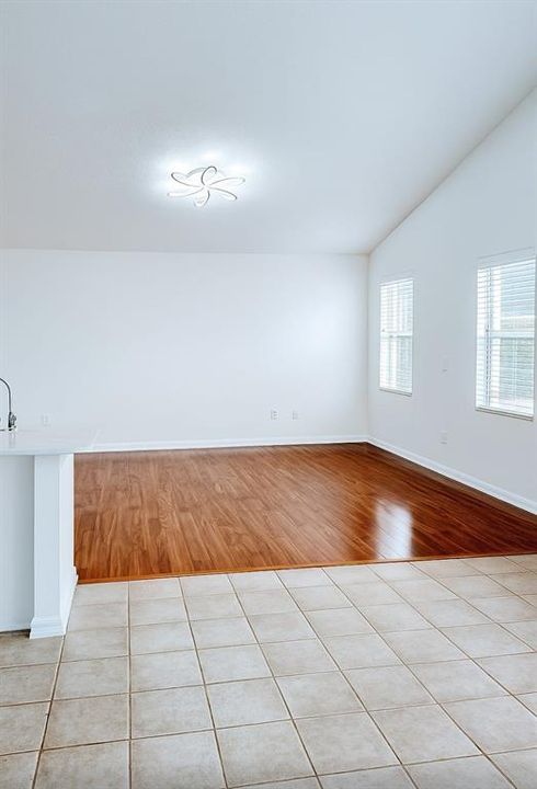 Под контрактом: $429,000 (3 спален, 2 ванн, 1872 Квадратных фут)