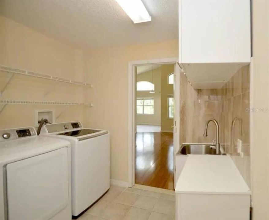 Под контрактом: $429,000 (3 спален, 2 ванн, 1872 Квадратных фут)