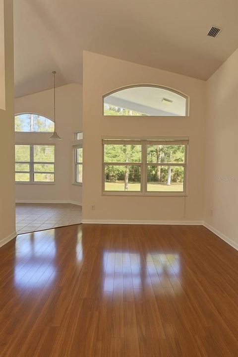 Под контрактом: $429,000 (3 спален, 2 ванн, 1872 Квадратных фут)