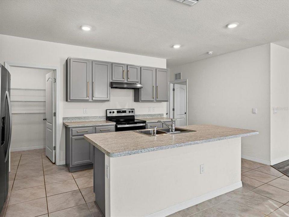 En Venta: $325,000 (5 camas, 3 baños, 2522 Pies cuadrados)