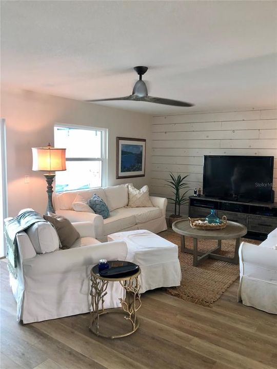 На продажу: $324,998 (1 спален, 1 ванн, 957 Квадратных фут)