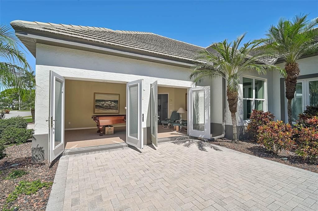 Active With Contract: $950,000 (4 beds, 3 baths, 3460 Square Feet)