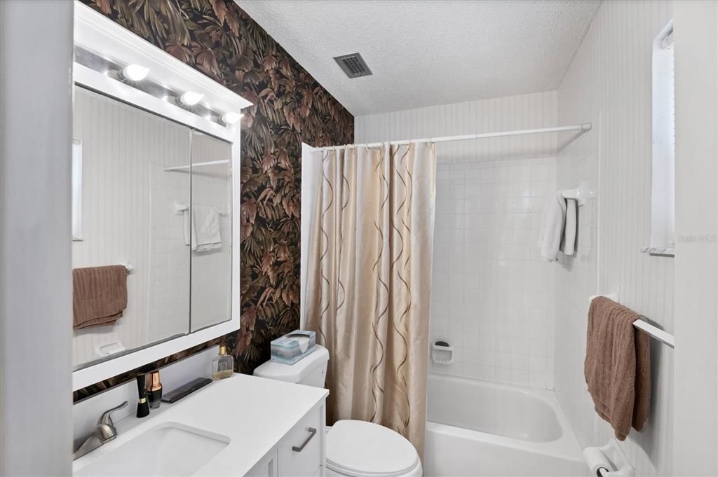 合同活跃: $239,900 (4 贝兹, 2 浴室, 1637 平方英尺)