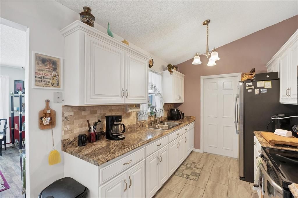 合同活跃: $239,900 (4 贝兹, 2 浴室, 1637 平方英尺)