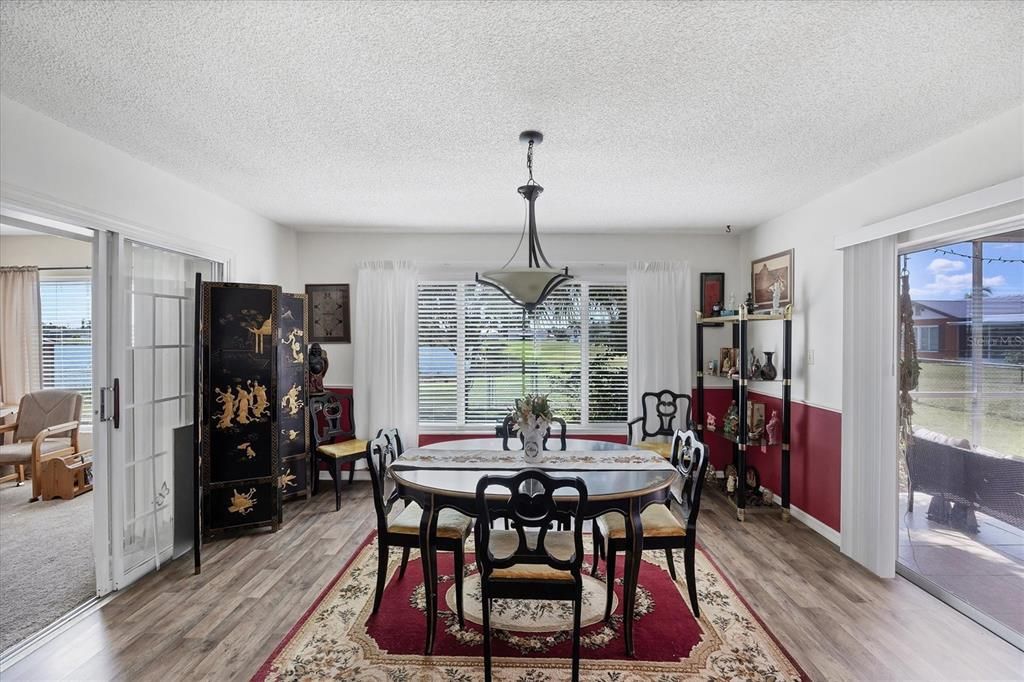 合同活跃: $239,900 (4 贝兹, 2 浴室, 1637 平方英尺)