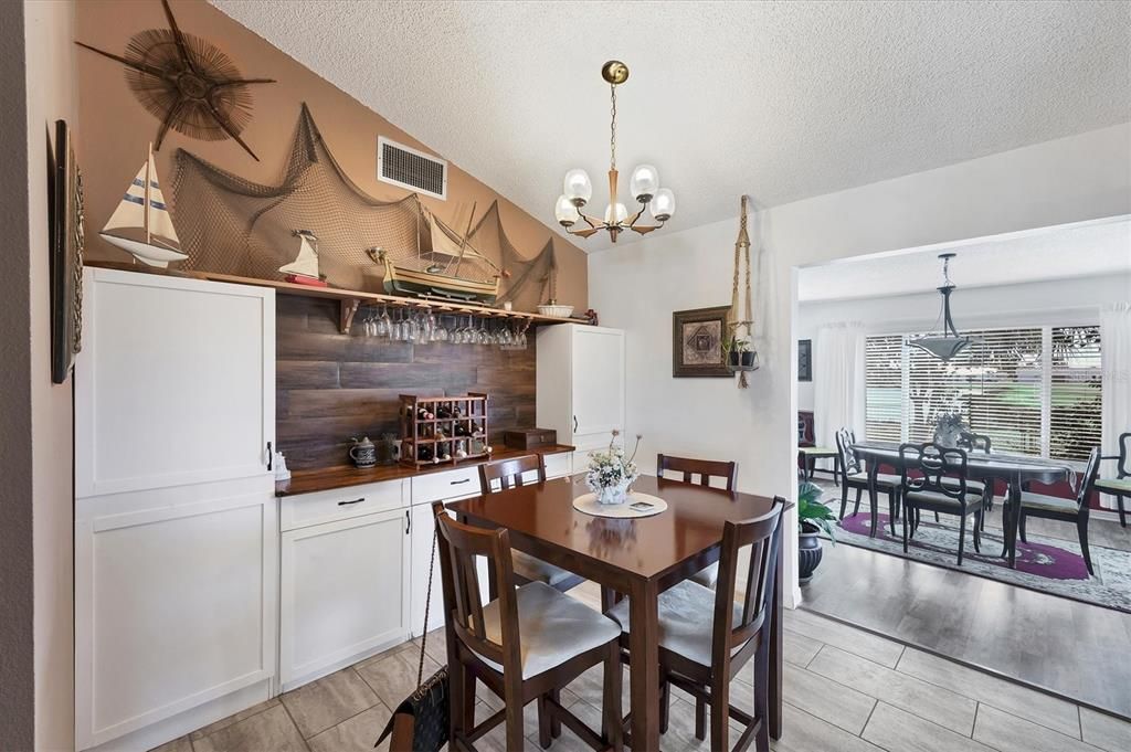 合同活跃: $239,900 (4 贝兹, 2 浴室, 1637 平方英尺)