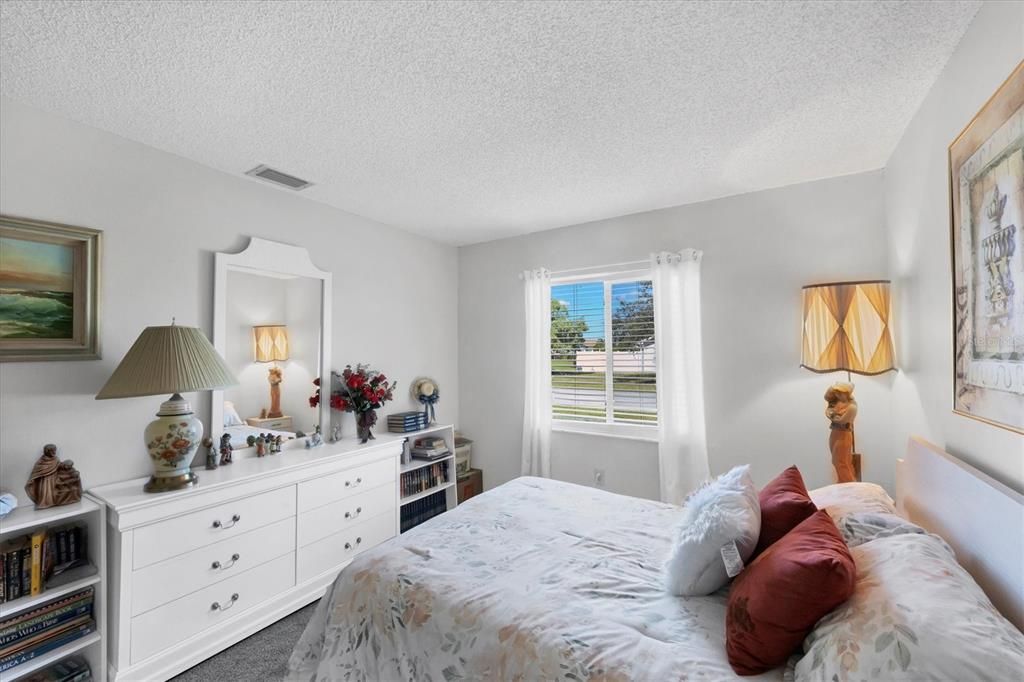 合同活跃: $239,900 (4 贝兹, 2 浴室, 1637 平方英尺)