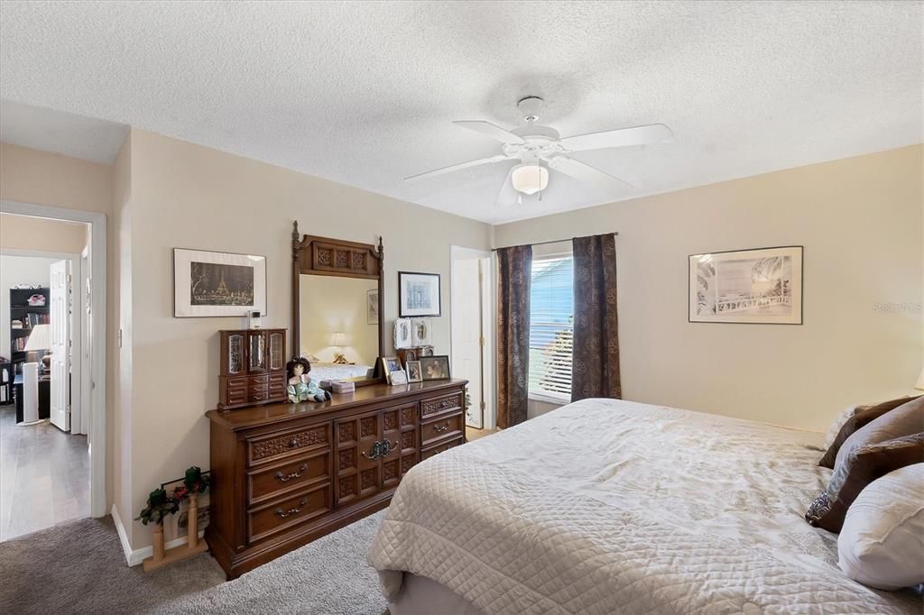 合同活跃: $239,900 (4 贝兹, 2 浴室, 1637 平方英尺)