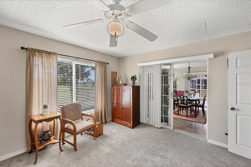 合同活跃: $239,900 (4 贝兹, 2 浴室, 1637 平方英尺)