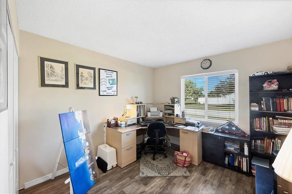 合同活跃: $239,900 (4 贝兹, 2 浴室, 1637 平方英尺)