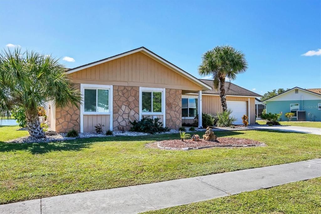 合同活跃: $239,900 (4 贝兹, 2 浴室, 1637 平方英尺)