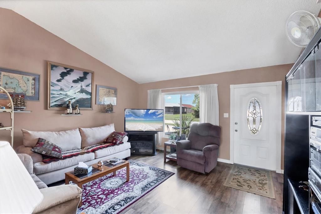 合同活跃: $239,900 (4 贝兹, 2 浴室, 1637 平方英尺)